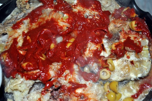Треска с оливками и томатной пастой